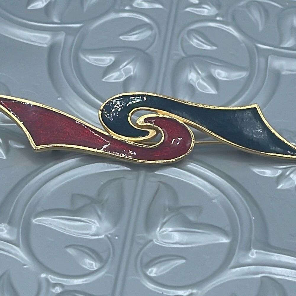 Vintage Lancer red & black enamel brooch.